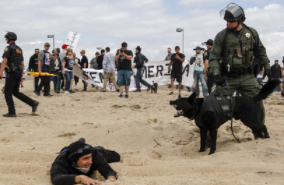 antifa-thug-police-dog-huntington