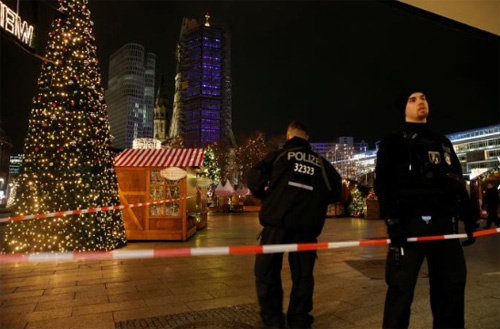 truck-plows-christmas-market-berlin-2